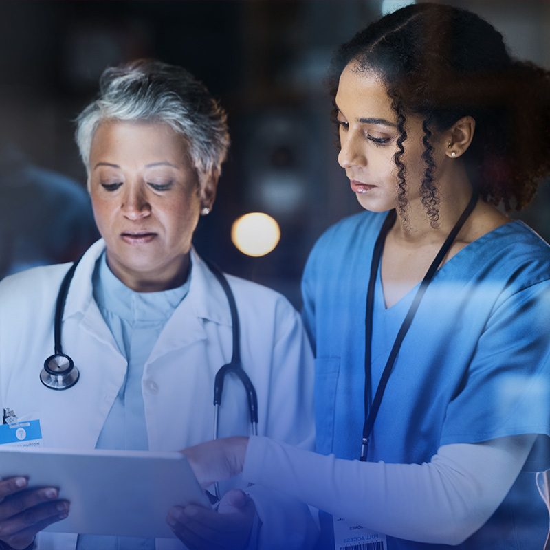 Equipe médica utilizando tecnologia hospitalar